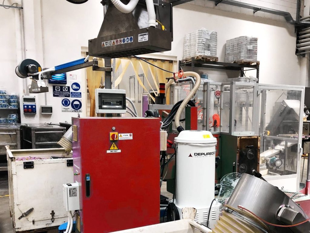 Scraps collection vacuum cleaner